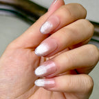 Argent press-on nails worn on hand