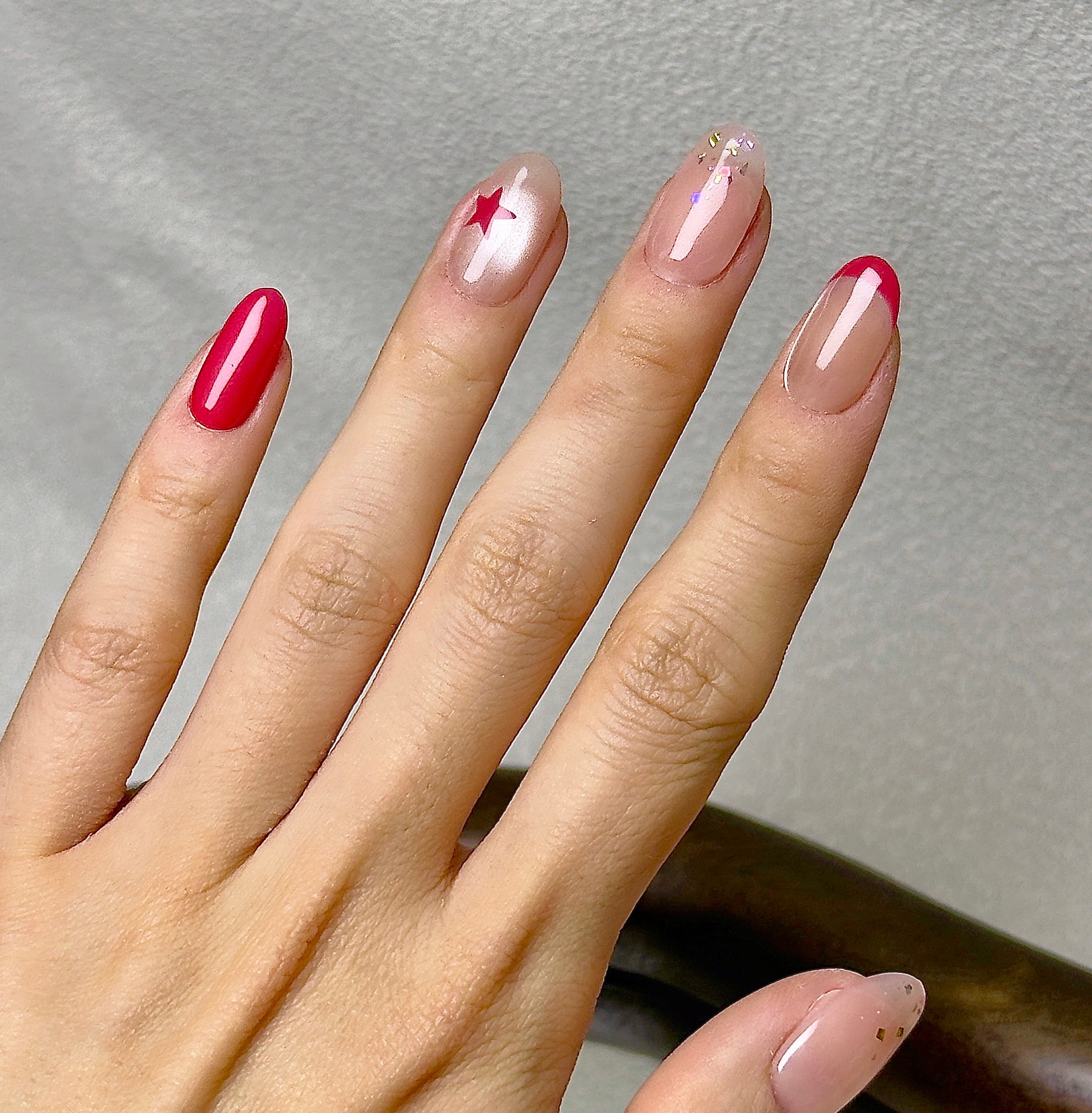 Étoile press-on nails worn on hand