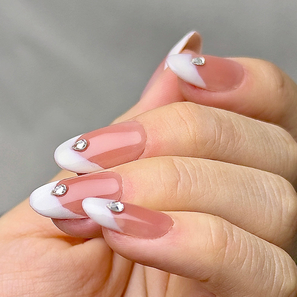 La Perle press-on nails worn on hand