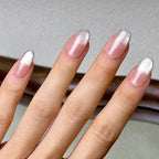 Argent press-on nails worn on hand