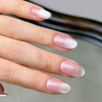 Argent press-on nails worn on hand