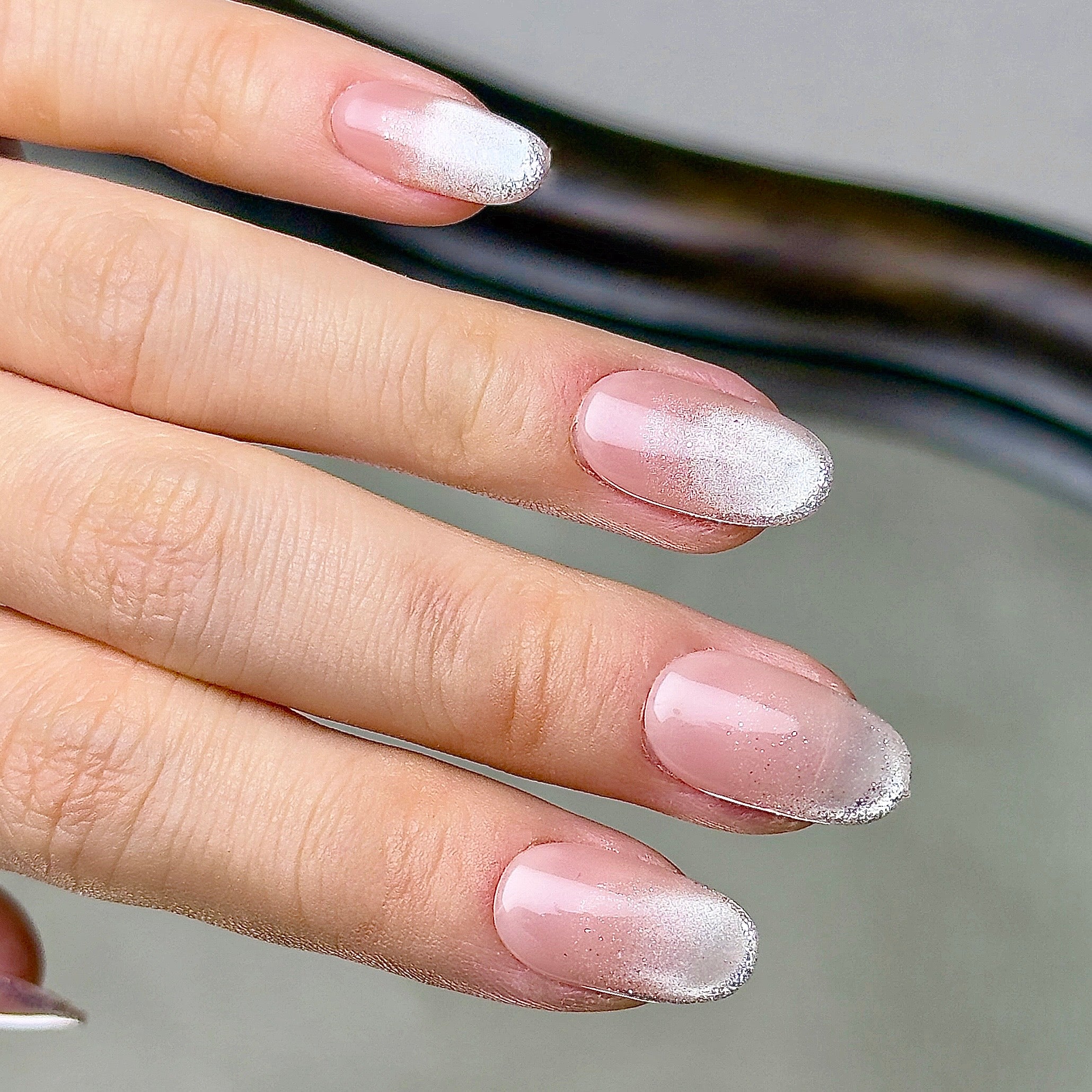 Argent press-on nails worn on hand
