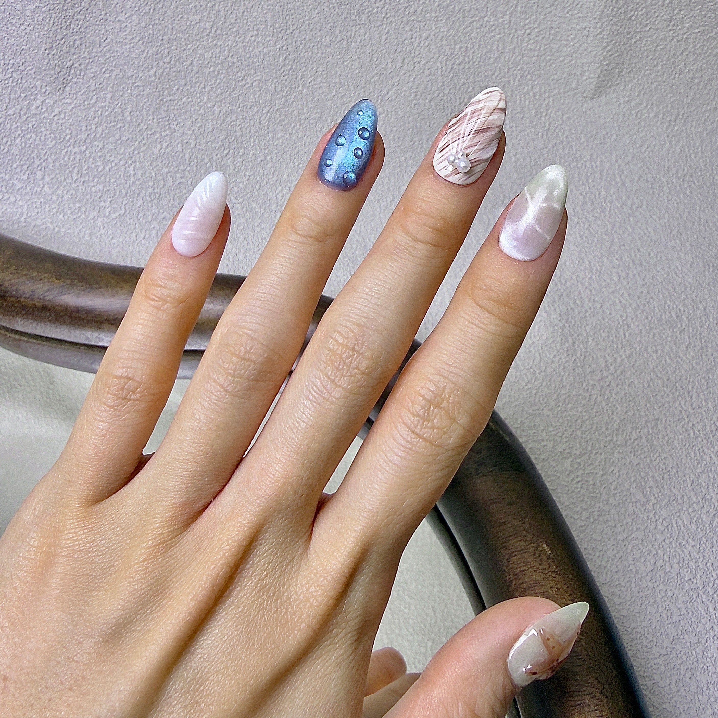 Marée press-on nails worn on hand