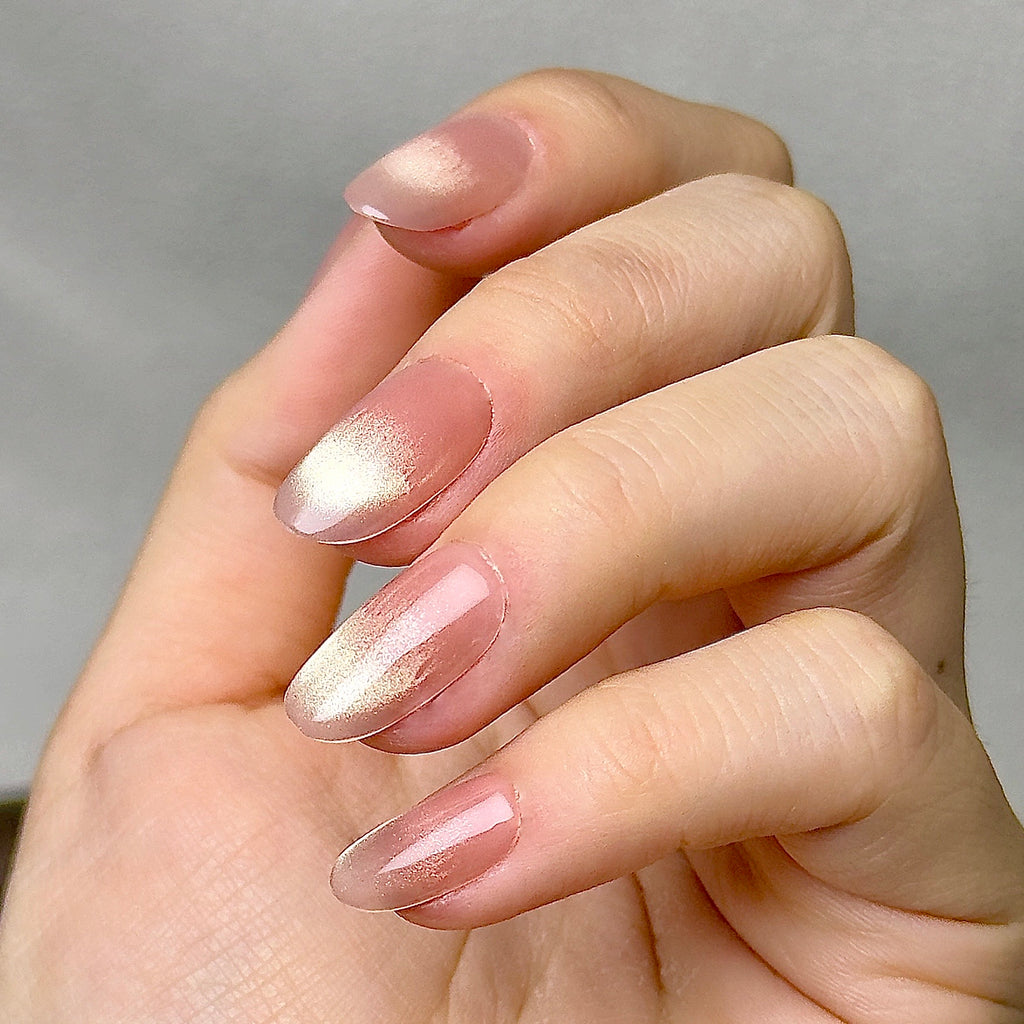 Doré press-on nails worn on hand