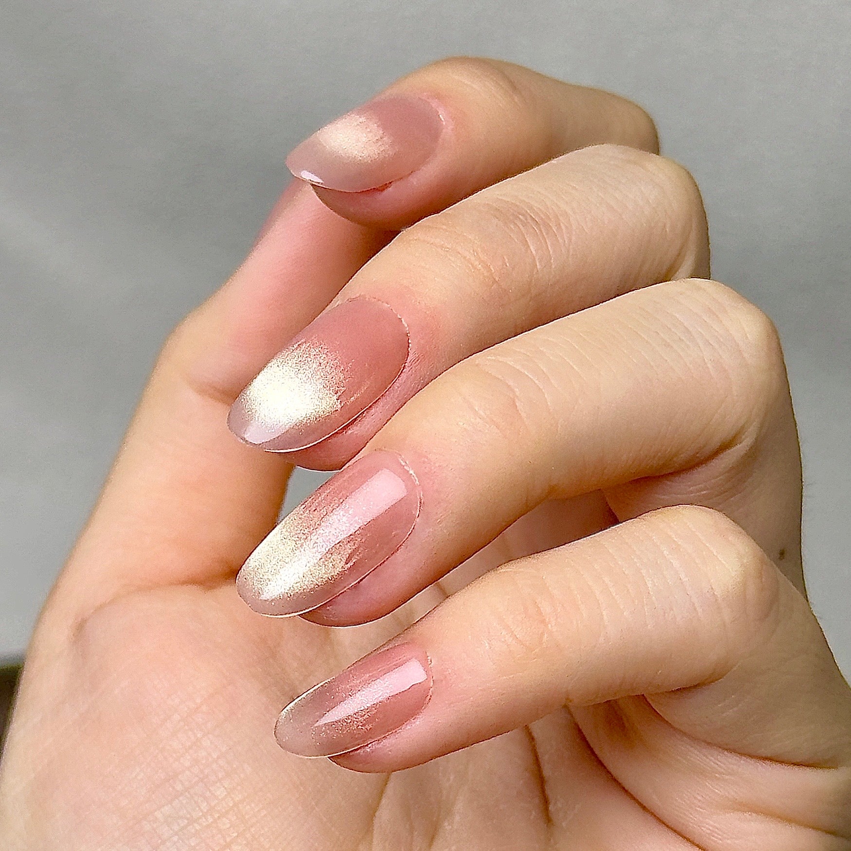 Doré press-on nails worn on hand