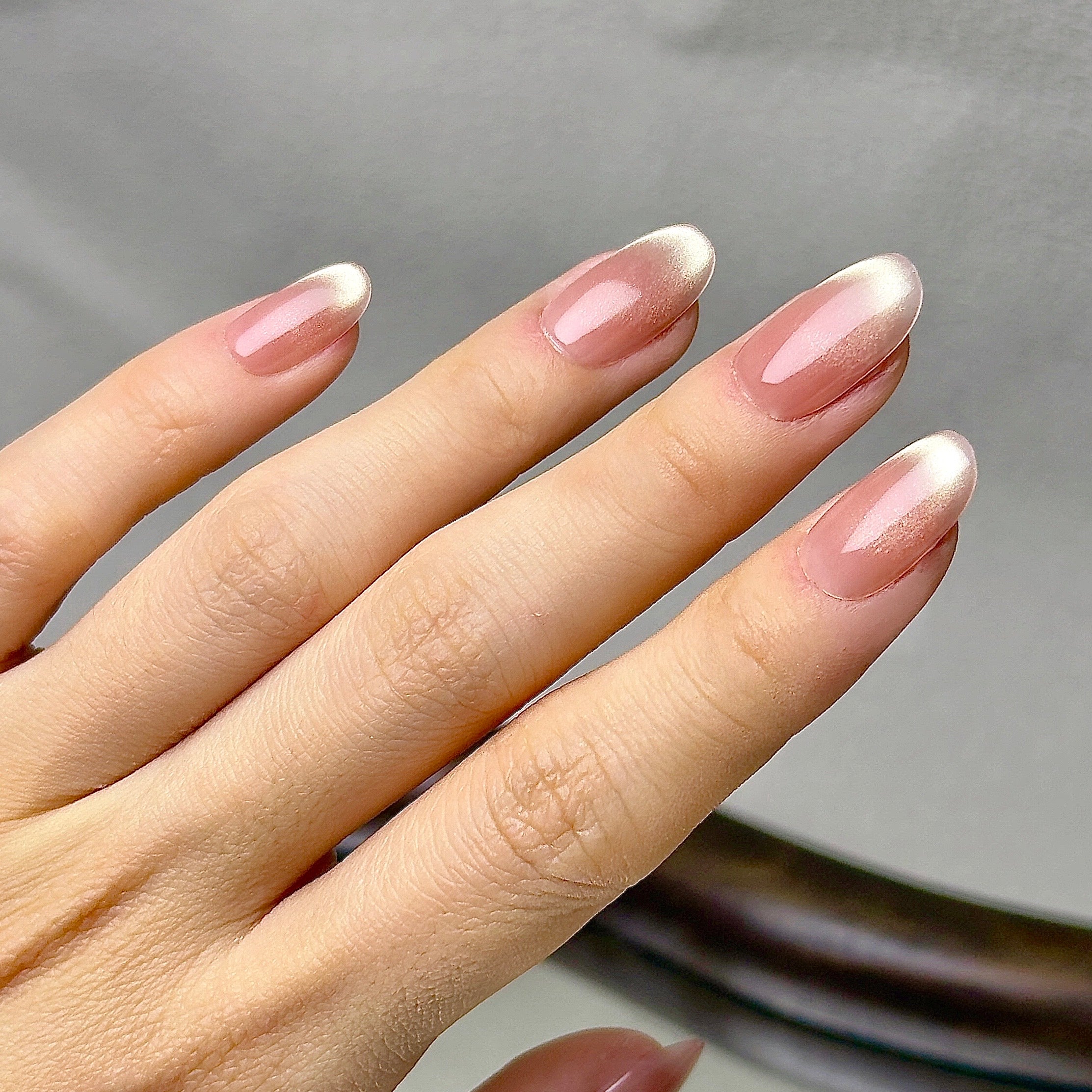 Doré press-on nails worn on hand