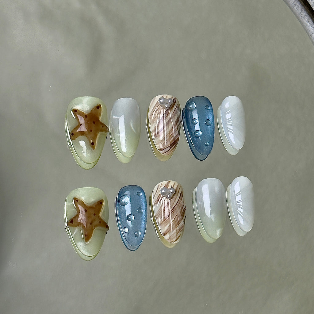 Marée press-on nail set displayed flat