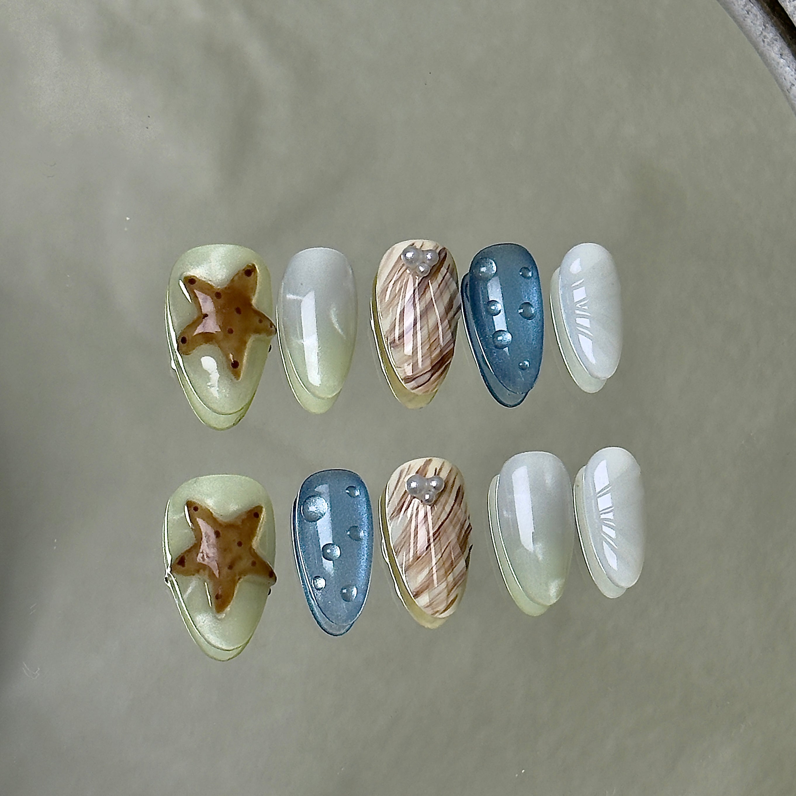 Marée press-on nail set displayed flat