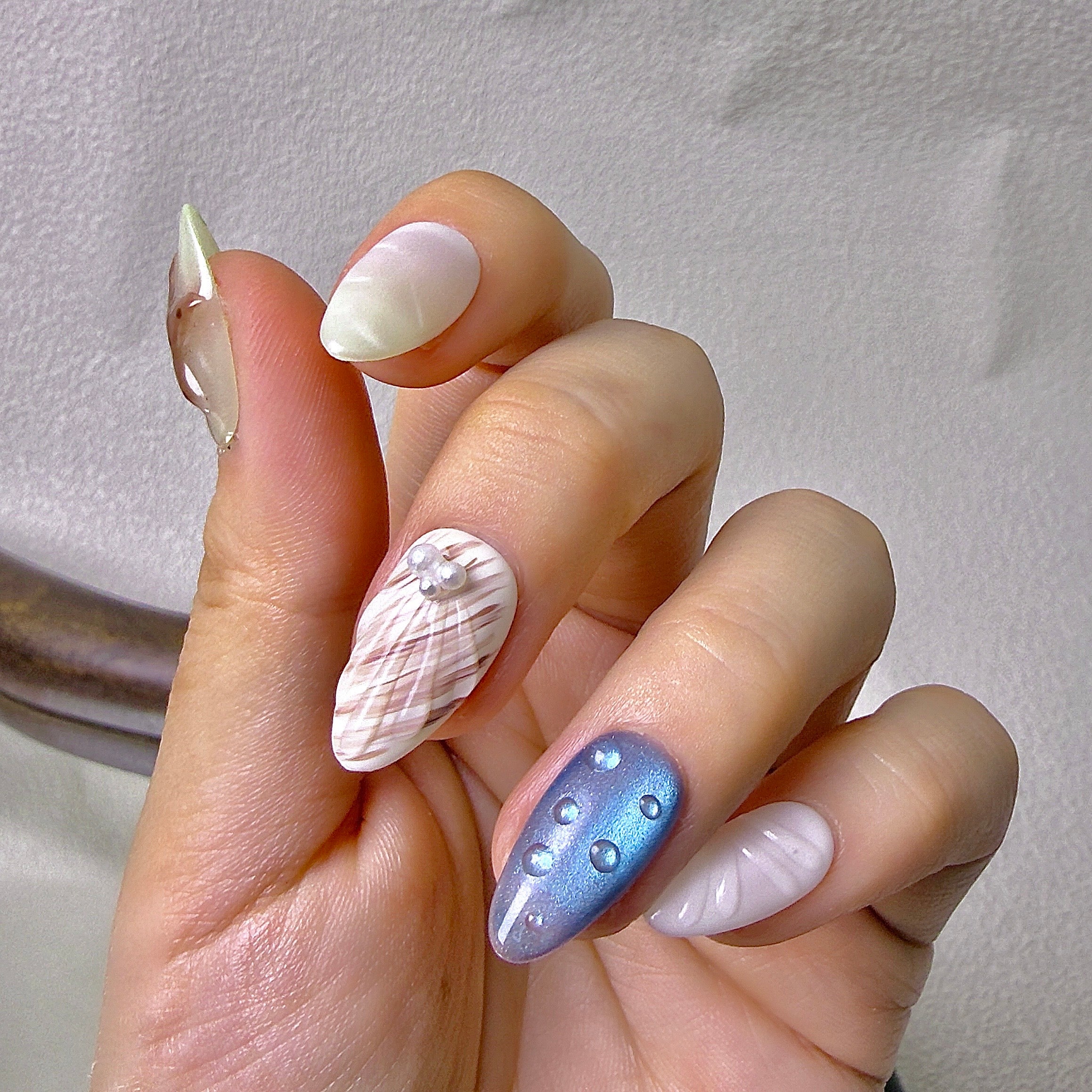 Marée press-on nails worn on hand — 3D shell and starfish detail