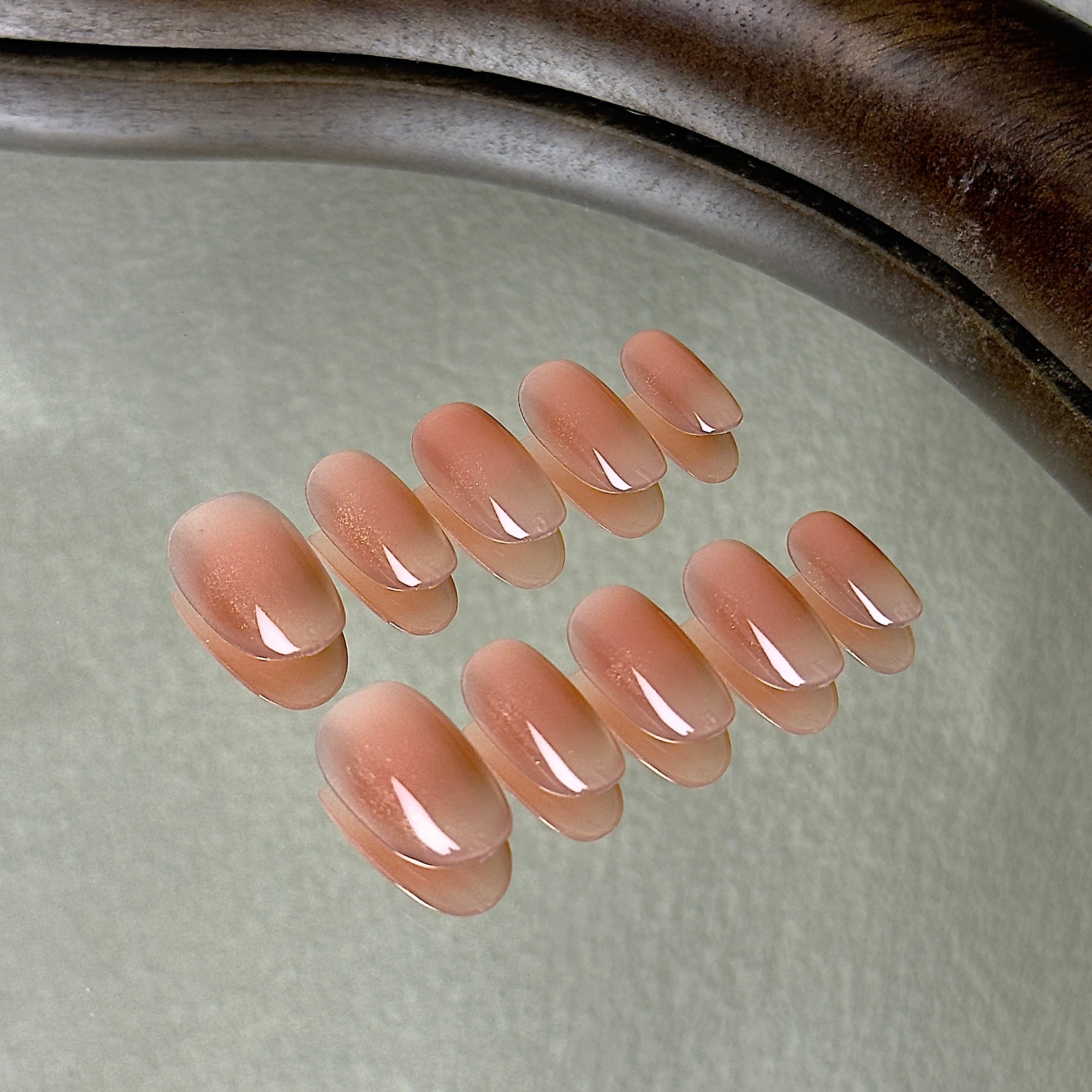 Doré press-on nail set displayed flat