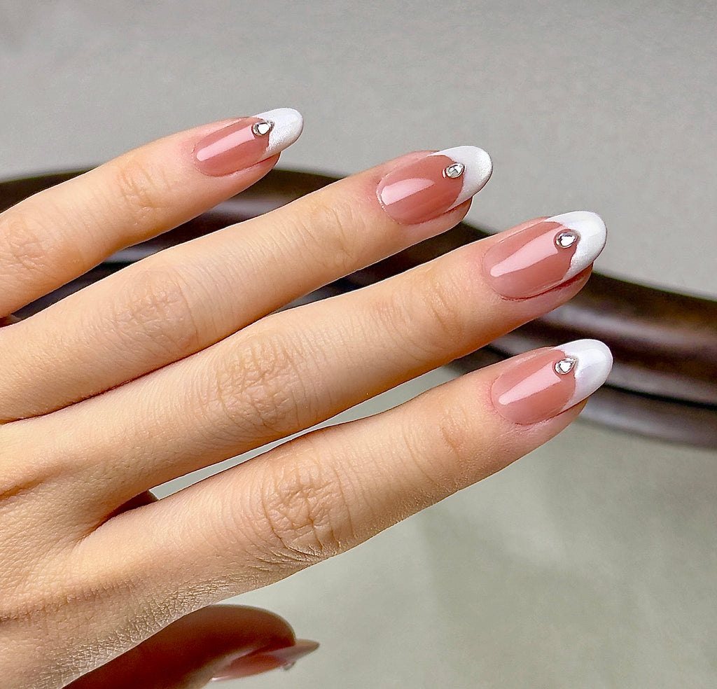 La Perle press-on nails worn on hand
