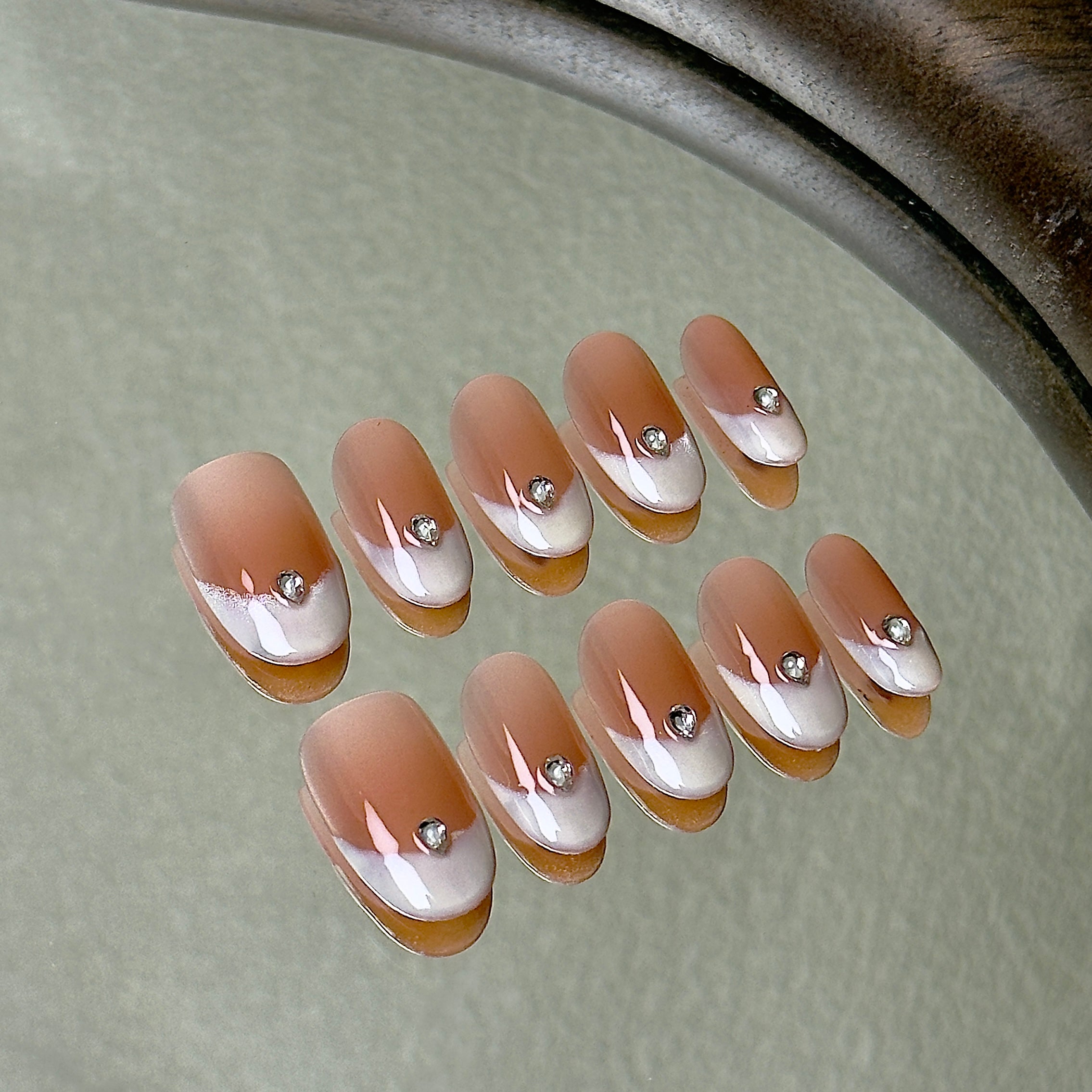 La Perle press-on nail set displayed flat