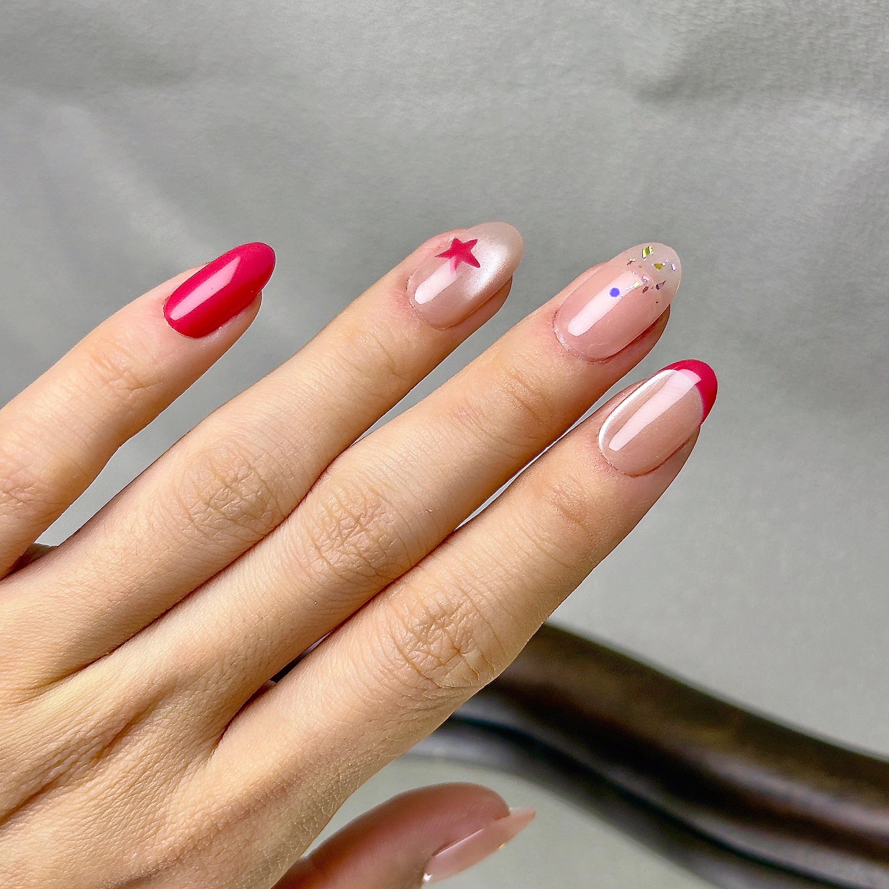 Étoile press-on nails worn on hand