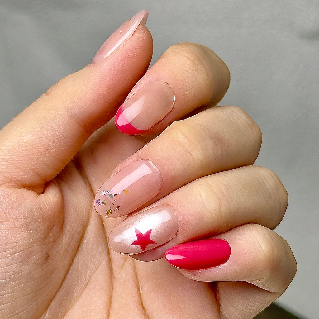 Étoile press-on nails worn on hand