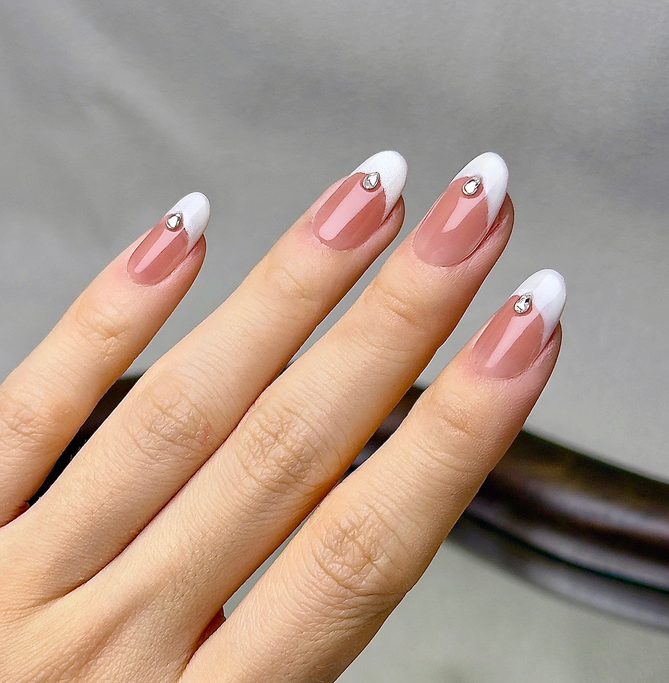 La Perle press-on nails worn on hand