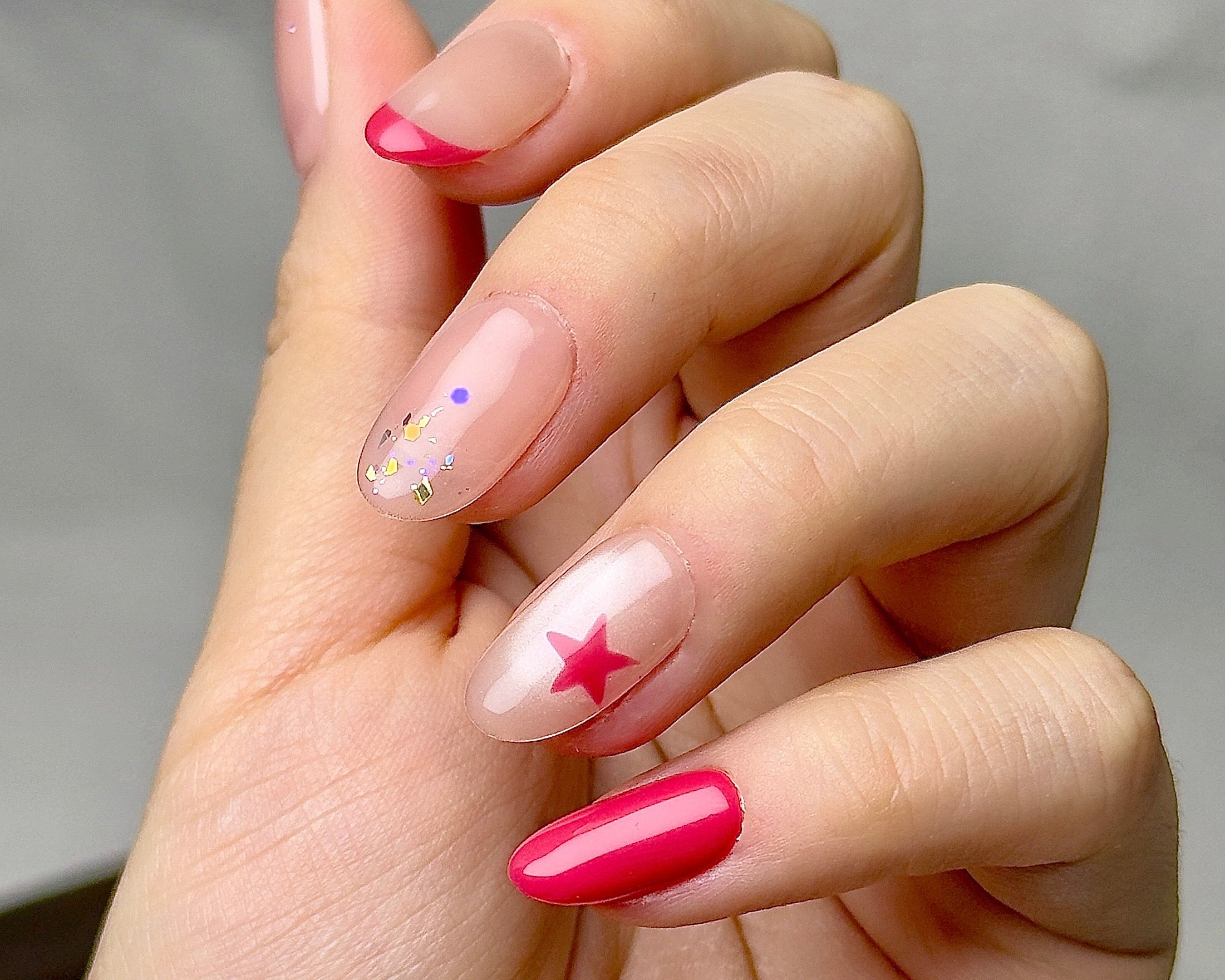Étoile press-on nails worn on hand