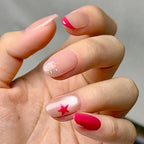 Étoile press-on nails worn on hand