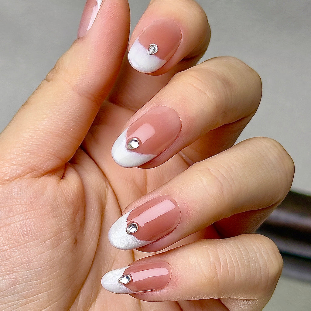 La Perle press-on nails worn on hand